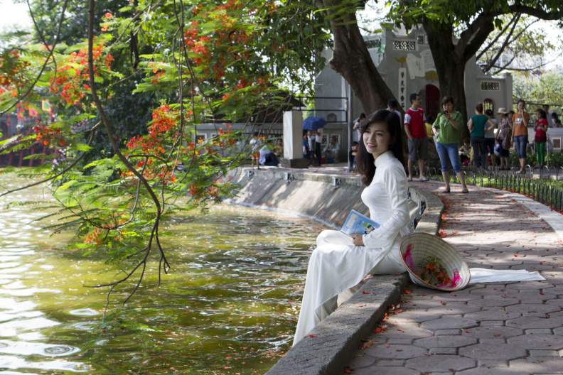 student-girl-in-Ao-dai.jpg