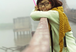 littlegirl-in-longbien-bridge