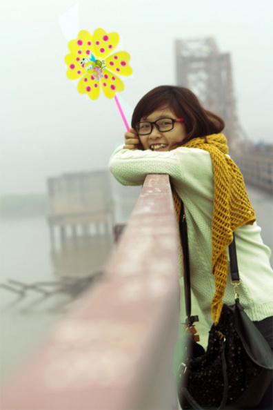 littlegirl-in-longbien-bridge.jpg