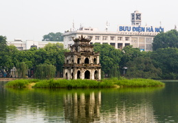 hanoi-postoffice-by-hoan-kiem-lake